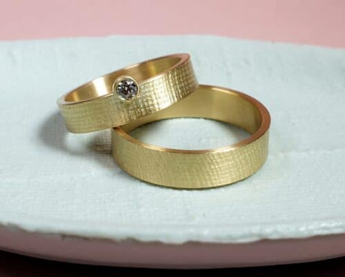 Textured Wedding rings Linen. Yellow gold ring with diamond. Yellow gold ring with refined texture. Oogst Originals.