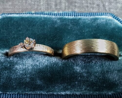 Wedding rings 'Rhythm'. Rose golden hammered ring with diamond. Yellow golden hammered ring. Oogst goldsmith Amsterdam.