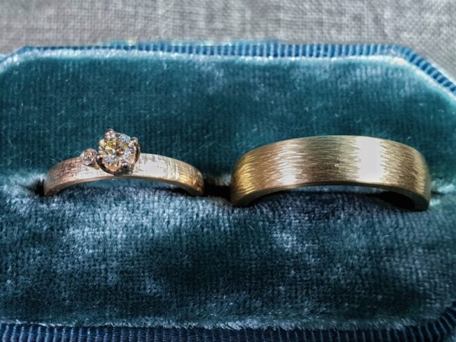 Wedding rings 'Rhythm'. Rose golden hammered ring with diamond. Yellow golden hammered ring. Oogst goldsmith Amsterdam.