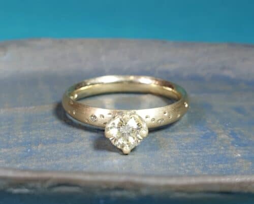 Geelgouden ring Sterren met 0,42 ct diamant en fijne stipjes en diamantjes in de ring. Ontwerp van Oogst Sieraden in Amsterdam.