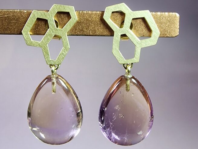Yellow gold earrings 'Honeycomb' with ametrine drops. Design from our 'Lineair' series. Oogst goldsmith Amsterdam