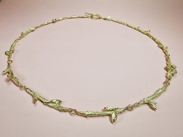 Geelgouden takjes schakelcollier met Blaadjes uit de Boomgaard serie. Ontwerp van Oogst Sieraden in Amsterdam