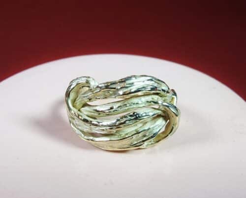 Yellow gold Leaves ring. Long flowy leaves with an interesting texture. Design by Oogst Jewellery