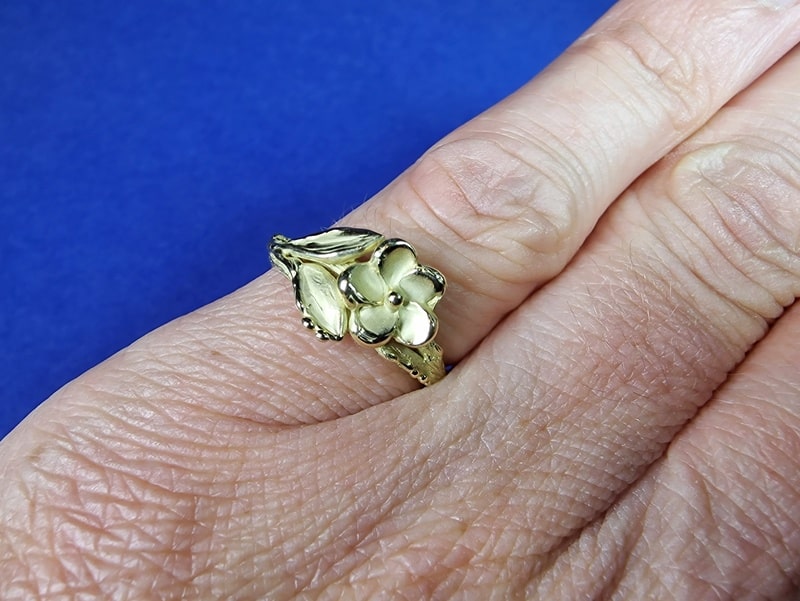Yellow gold Japonais ring, refined twig with playful blossom and cute leaves. Design by Oogst Jewellery in Amsterdam. On the finger.
