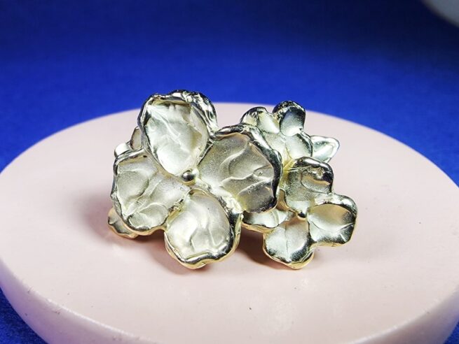 Geelgouden Japonais ring, stoer takje met uitbundige bloesems en blaadjes. Origineel ontwerp van Oogst Sieraden in Amsterdam