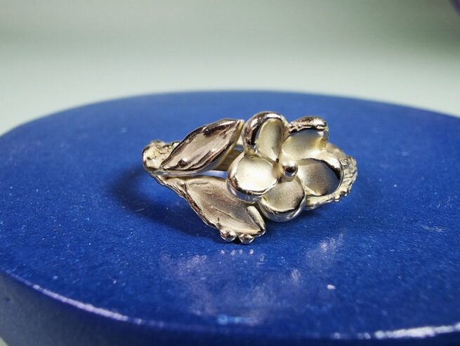 Yellow gold Japonais ring, refined twig with playful blossom and cute leaves. Design by Oogst Jewellery in Amsterdam
