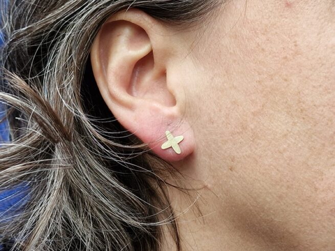 Golden ear studs from the Lineair series. Yellow gold Kisses. Design by Oogst Jewellery in Amsterdam