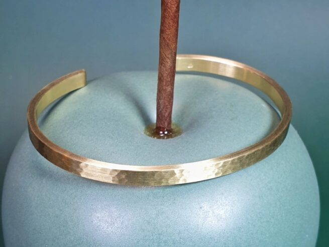 Klemarmband Ritme met hamering, 5 mm breed van eigen goud gemaakt. Oogst Sieraden in Amsterdam