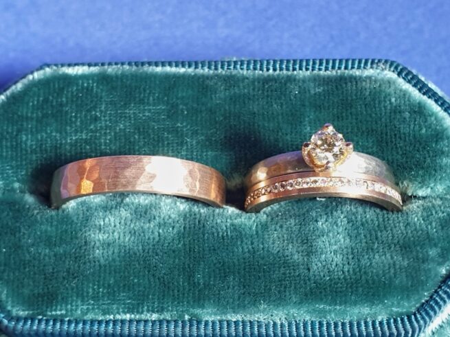 Rose gold wedding ring with hammering. White gold ring with hammering and a sparkling diamond. A stack ring with diamonds pave set all around. Oogst Jewellery in Amsterdam