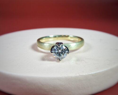 Geelgouden Ritme verlovingsring met sprankelende diamant. Uit het Oogst goudsmid atelier.