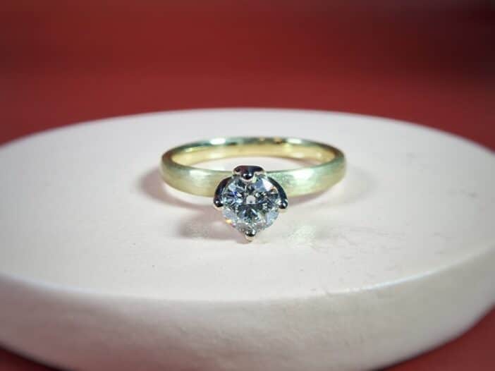 Geelgouden Ritme verlovingsring met sprankelende diamant. Uit het Oogst goudsmid atelier.