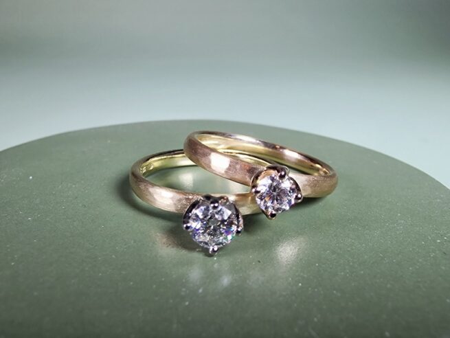 Rosé gold engagement ring ‘Rhythm’ versus yellow gold engagement ring ‘Rhythm’. Timeless elegant design by Oogst jewellery
