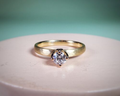 Rosé gold engagement ring ‘Rhythm’ has fine hammering and a sparkling 0,25 ct diamond.  Oogst Original