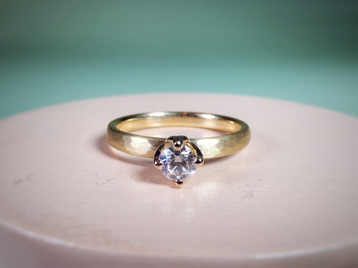 Roségouden Ritme verlovingsring met 0,25 ct diamant. Tijdloos ontwerp van Oogst Goudsmeden.