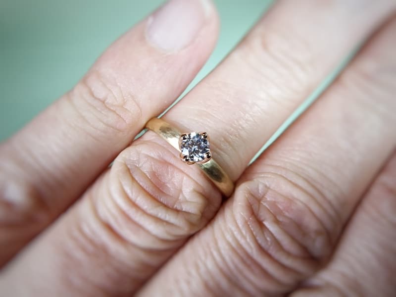 Rosé gold engagement ring ‘Rhythm’ has fine hammering and a sparkling 0,25 ct diamond.  Oogst Original. On the finger.