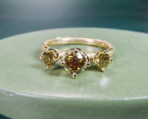 Geelgouden verlovingsring Takje met 3x diamant olijf. Ontwerp uit de Boomgaard serie van Oogst Sieraden in Amsterdam