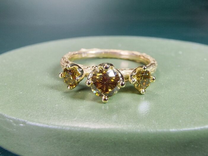 Geelgouden verlovingsring Takje met 3x diamant olijf. Ontwerp uit de Boomgaard serie van Oogst Sieraden in Amsterdam