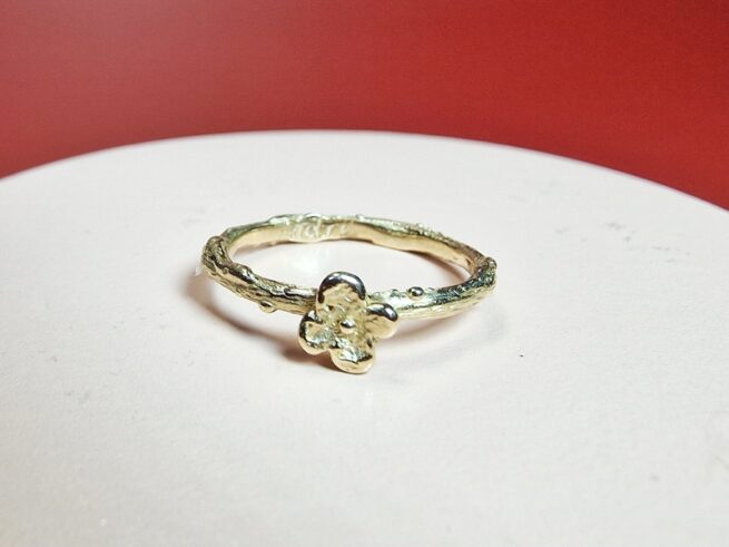Roségouden Takje ring met bloempje. Geboortesieraad. Maatwerk ontwerp uit het Oogst atelier.
