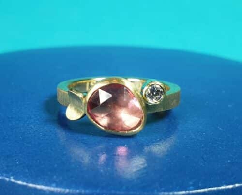 Geelgouden Verzameling ring met 1,22 ct roze korund free form en hol blaadje en lavendel diamant 0,10. Ontwerp van Oogst Goudsmeden