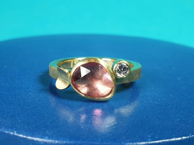 Geelgouden Verzameling ring met 1,22 ct roze korund free form en hol blaadje en lavendel diamant 0,10. Ontwerp van Oogst Goudsmeden