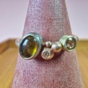 Roodgouden Verzameling ring met Toermalijn olijf en edel topaas en bessen met diamant. Ontwerp van Oogst Sieraden in Amsterdam