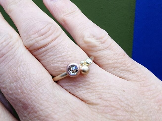Geelgouden Verzameling ring met bessen en bruine diamant in een Boleet zetting. Om de vinger. Ontwerp van Oogst Sieraden in Amsterdam