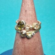 Roodgouden Verzameling ring met Toermalijn olijf en edel topaas en bessen met diamant. Met Verzameling ring Bessen met bruine diamant in een Boleet zetting. Ontwerp van Oogst Sieraden in Amsterdam