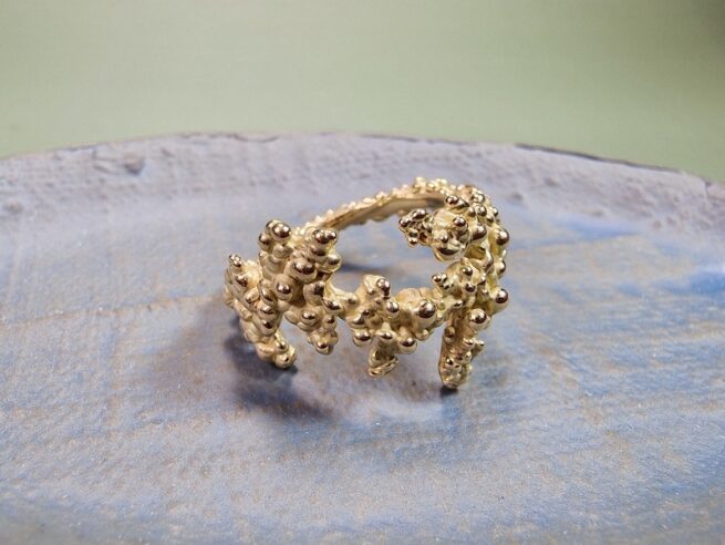 Ring with berries, coral texture, yellow gold. Jewellery design:  Oogst Goudsmeden Amsterdam.