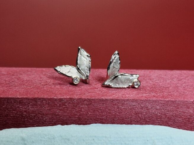 Witgouden Blaadjes oorbellen met diamant. Tijdloze oorbellen sieraadontwerp uit het Oogst atelier in Amsterdam