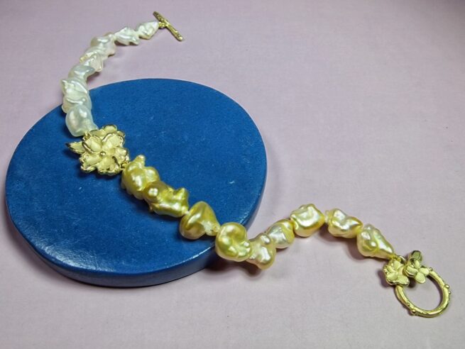 South Sea pearl bracelet with yellow gold 'Japonais' element and clasp. Exclusive design by Oogst Jewellery in Amsterdam.