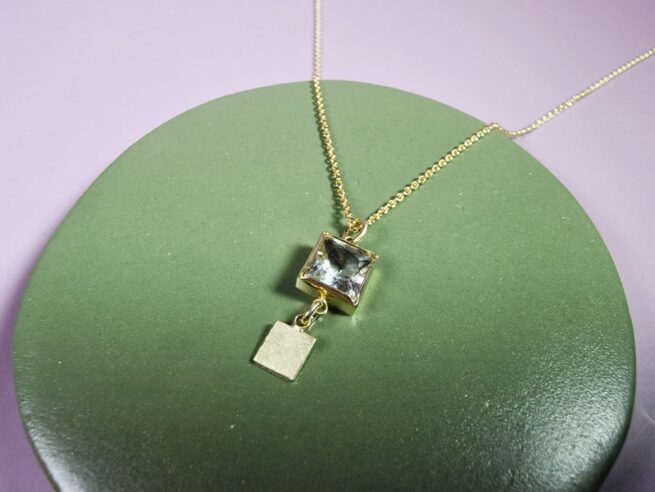 Yellow gold pendant with a twinkling prasiolite from our 'Square' series. Design by Oogst Jewellery.