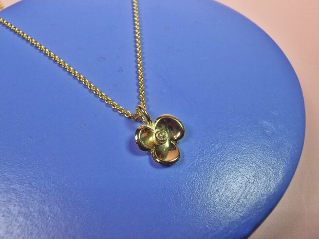Yellow gold pendant with a twinkling diamond from our 'In bloom' series. Jewellery design by Oogst in Amsterdam