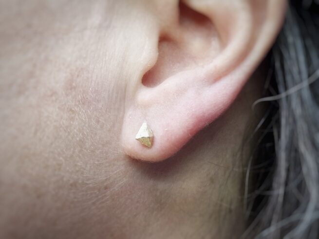 Yellow gold 'Crystals' ear studs. Both are different in shape. The angular crystal. Design by Oogst Jewellery in Amsterdam.