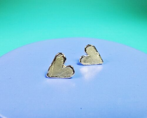 Yellow gold heart ear studs. Refined earrings for everyday. Jewellery design by Oogst, goldsmith in Amsterdam.