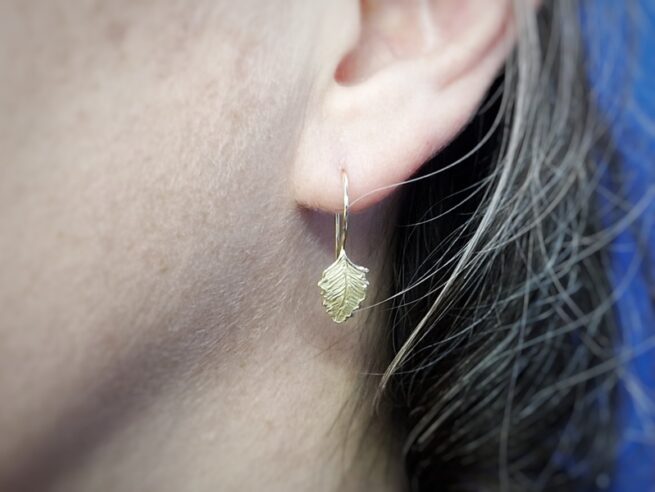 Earrings yellow gold leafs. Jewellery design by Oogst goldsmith in Amsterdam
