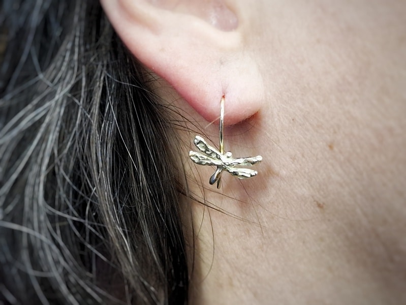 Geelgouden Libelle oorbellen. Met krul. Moderne klassiekers. Sieraad ontwerp van Oogst in Amsterdam