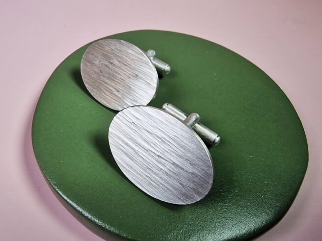 Zilveren manchetknopen uit de Ritme serie. Handgemaakt paar uit het Oogst atelier in Amsterdam