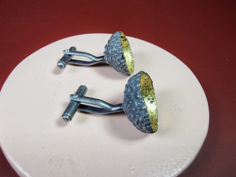 Zilveren eikendopjes manchetknopen met bladgoud erin. Ontwerp van Oogst sieraden in Amsterdam.