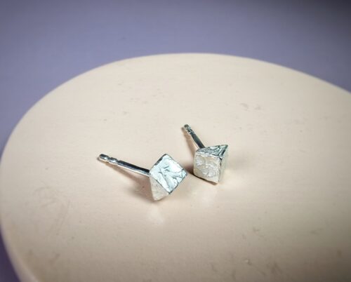 Silver ear studs 'Crystals'. Sturdy triangle shaped studs. Jewellery design by Oogst