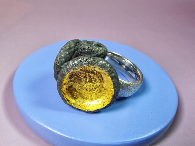 Stoere ring met eikendopjes in zilver met bladgoud. Sieraadontwerp van Oogst Goudsmeden in Amsterdam