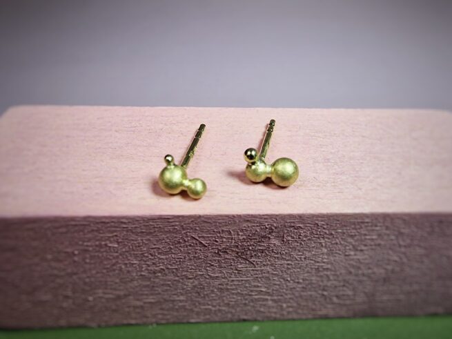 Yellow gold Berries ear studs. Playful and refined pair from the Oogst studio in Amsterdam