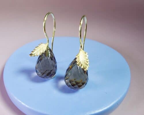 Yellow gold ‘Leaves’ earrings with sparkling Smokey Quartz drops. Jewellery design by Oogst in Amsterdam