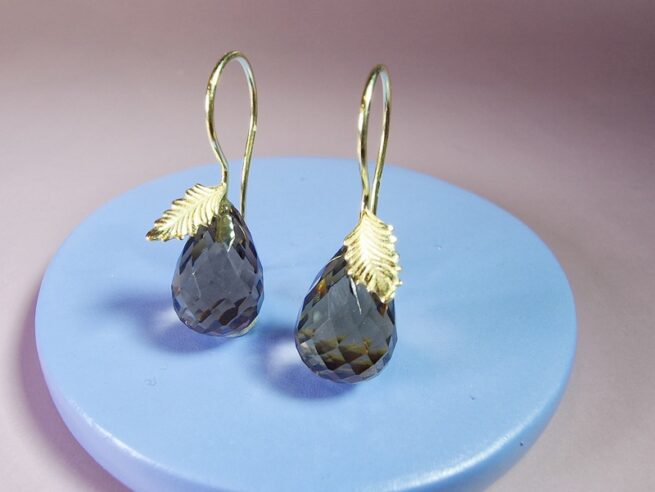 Yellow gold ‘Leaves’ earrings with sparkling Smokey Quartz drops. Jewellery design by Oogst in Amsterdam