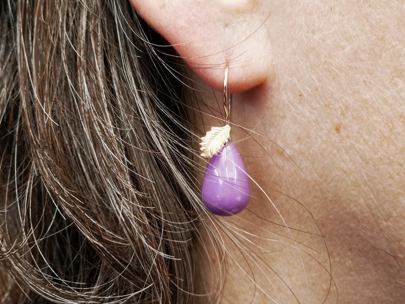 Roségouden oorbellen met Fosforiet druppels en verfijnde blaadjes. Sieraadontwerp van Oogst Goudsmeden in Amsterdam. Oorbellen in het oor