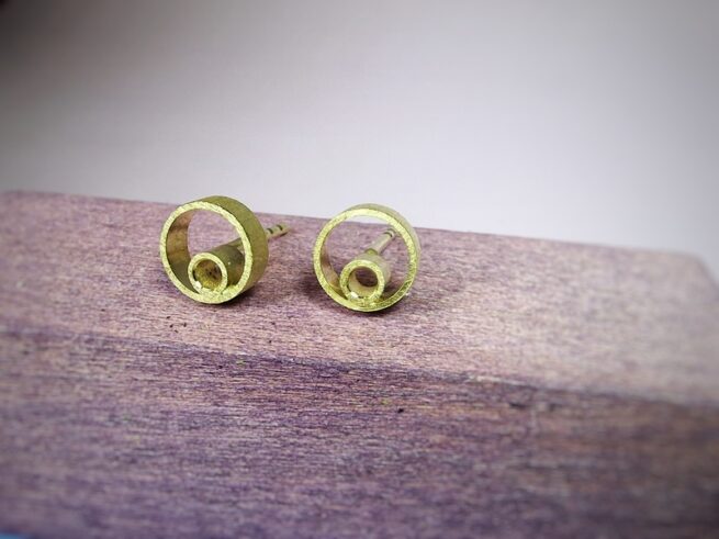 Yellow gold Circles ear studs from the Oogst goldsmith studio
