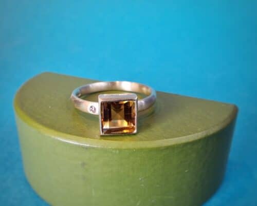 Ring geelgoud Carré met citrien en diamant. Elegante edelsteenring. Ontwerp van Oogst Goudsmeden in Amsterdam