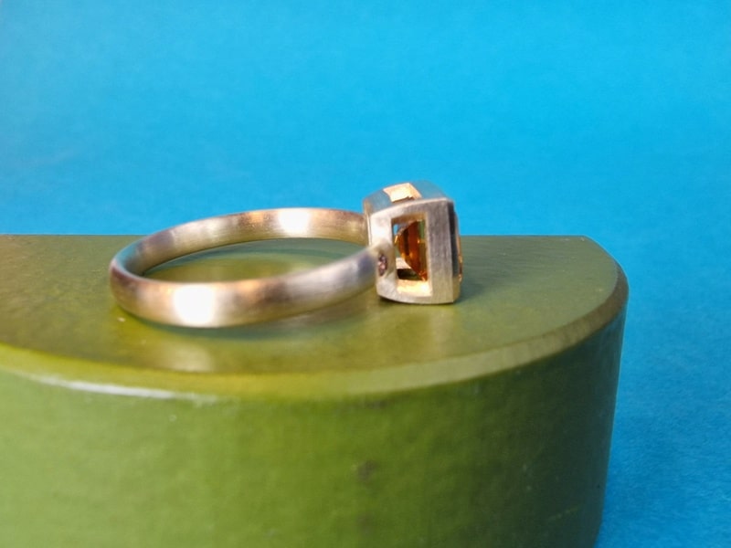 Ring geelgoud Carré met citrien en diamant. Elegante edelsteenring van de zijkant gezien. Ontwerp van Oogst Goudsmeden in Amsterdam