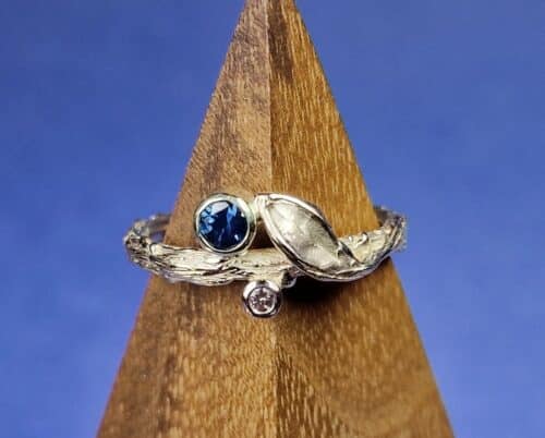 Ring roségoud Takje met blaadje en saffier & diamant. Eenmalige ring uit het Oogst goudsmid atelier in Amsterdam
