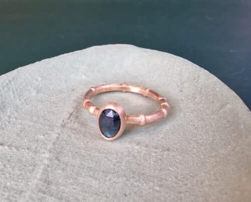 Rose gold ring Bamboo from the Japonais series with petrol blue Tourmaline. Jewellery design by Oogst in Amsterdam