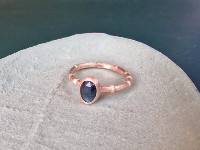 Rose gold ring Bamboo from the Japonais series with petrol blue Tourmaline. Jewellery design by Oogst in Amsterdam